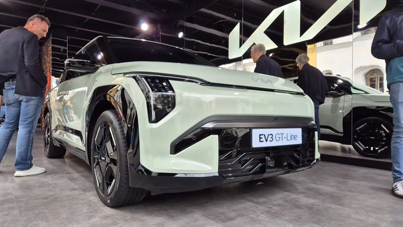 KIA a dezvăluit la Salonul Auto de la Bruxelles 2026 cea mai recentă și avansată versiune a crossover-ului său electric, EV3 GT