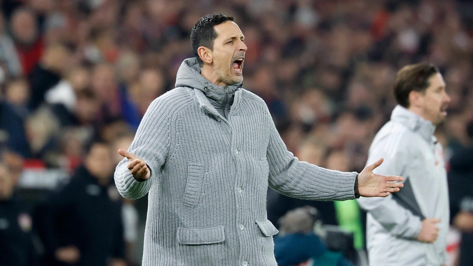 Toppmöller se dezvăluie: Abordare mai fermă înainte de confruntarea cu Werder Bremen Dino Toppmöller, antrenorul echipei Eintracht Frankfurt, își va pune deoparte „mânușile de catifea” înaintea meciului cu Werder Bremen