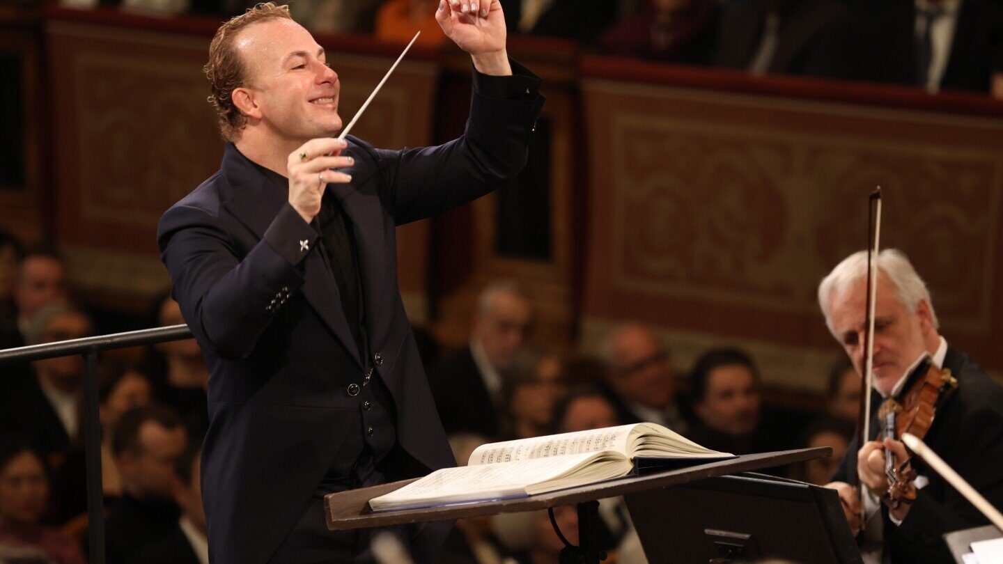 Yannick Nézet-Séguin, conductorul momentului: De la Carnegie Hall la concertul de Anul Nou Yannick Nézet-Séguin, dirijorul muzical al Orchestrei Filarmonica din Philadelphia și al Operei Metropolitane din New York, se pregătește să facă istorie în cadrul concertului de Anul Nou al Filarmonicii din Viena, un moment mult așteptat pentru iubitorii muzicii din întreaga lume