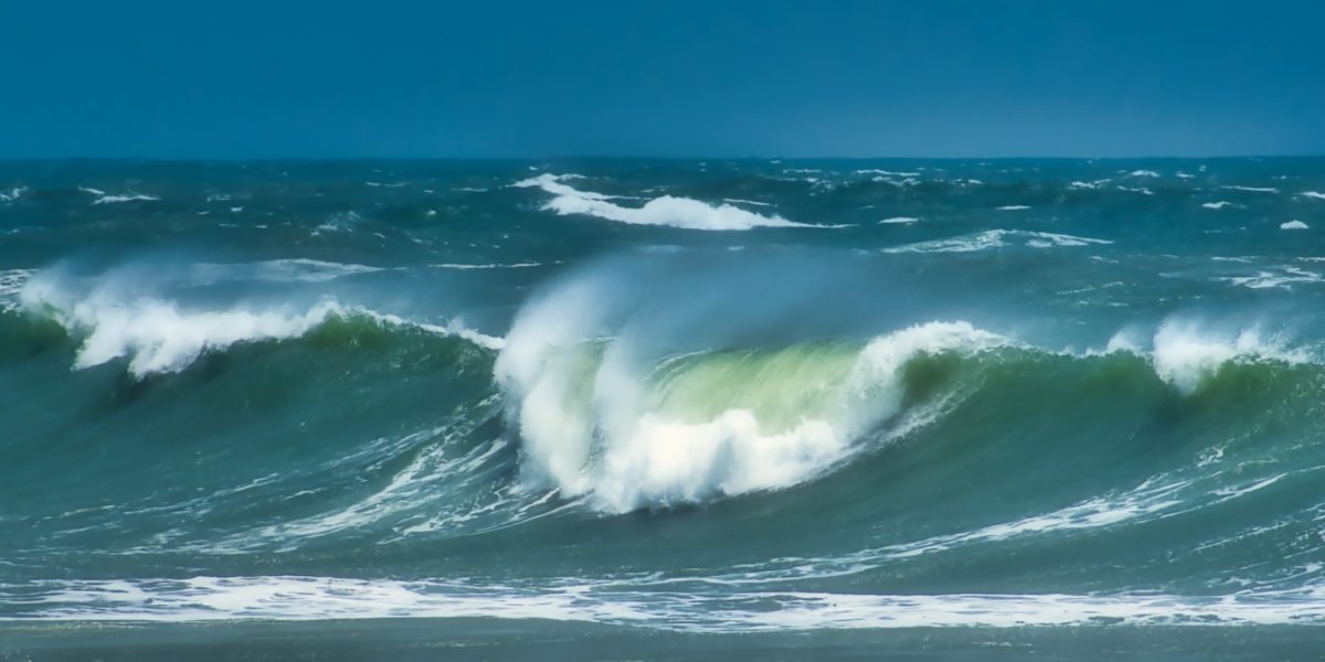 valuri-furtuna-uragan-ciclon-ocean.jpg - StirileCorecte