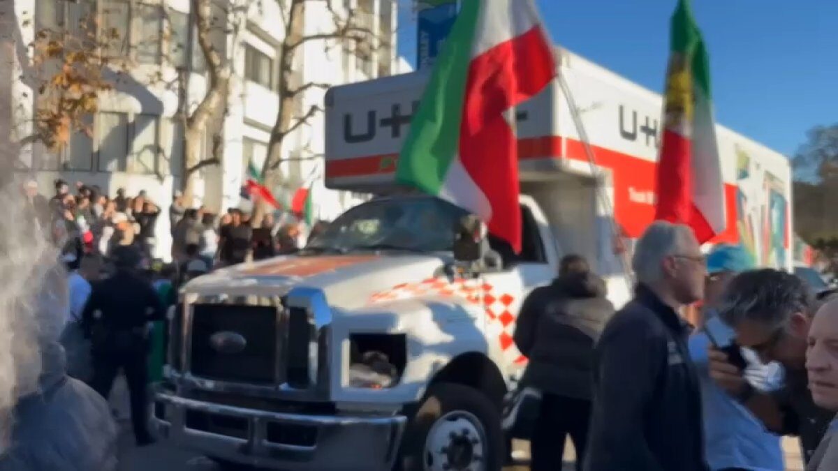 Incident violente în timpul protestelor pentru Iran la Westwood Un camion U-Haul a trecut printr-un grup de protestatari în Westwood, California, duminică după-amiază, în timpul unei manifestații în sprijinul poporului iranian