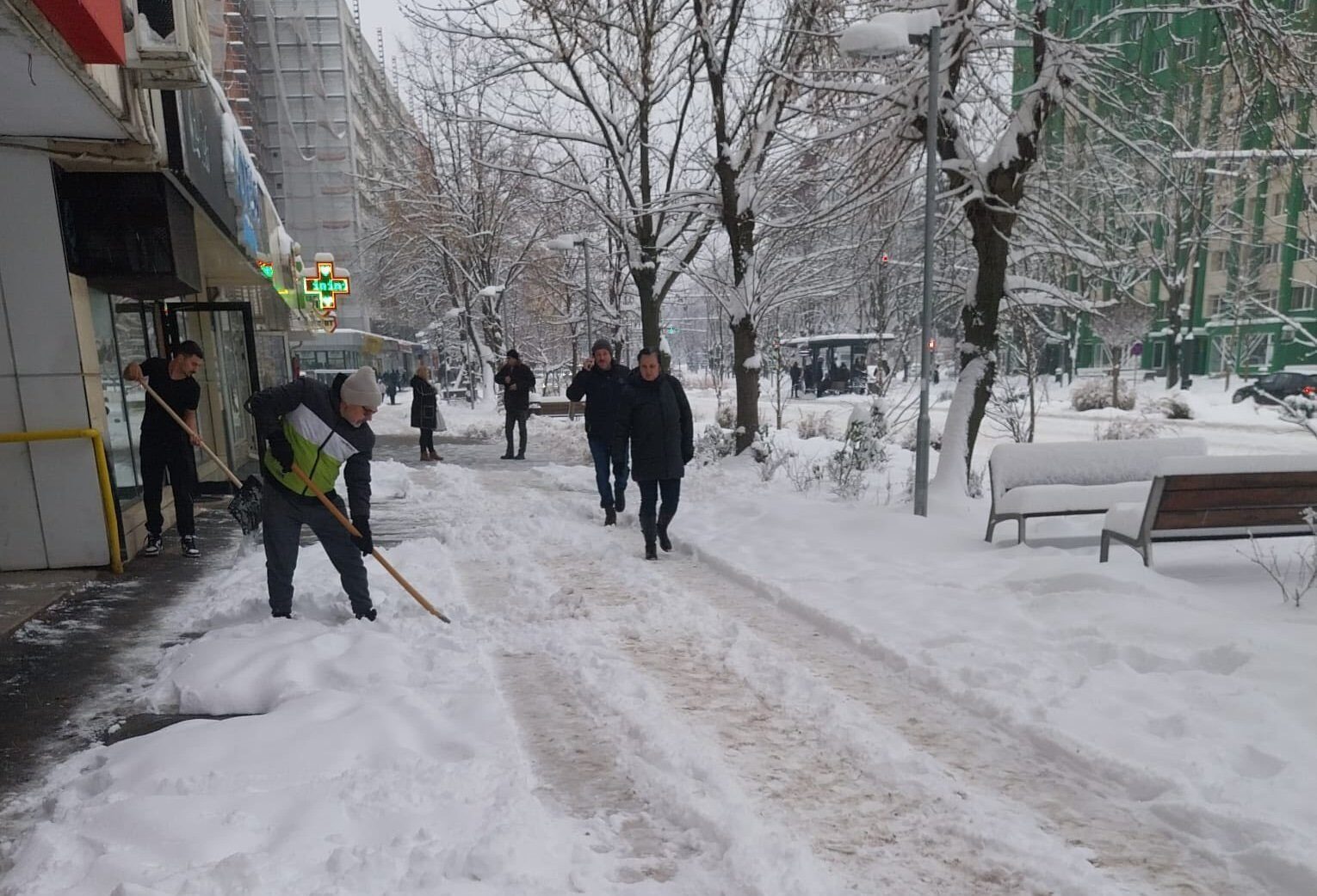 Orașul Reșița se confruntă cu una dintre cele mai severe ninsori din ultimii 20 de ani, ceea ce a determinat autoritățile locale să lanseze un apel urgent către cetățeni pentru a se implica activ în procesul de deszăpezire