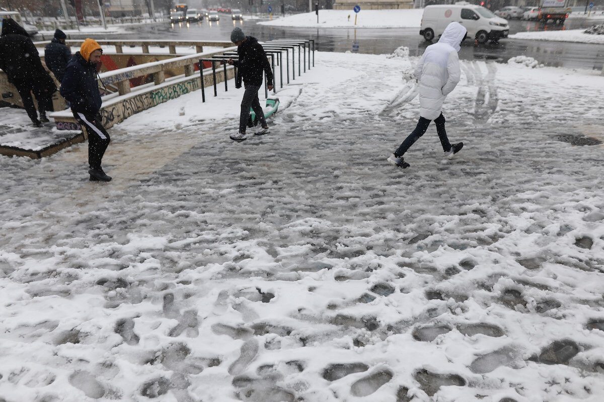 Ninge în București sâmbătă noapte, vreme rece duminică