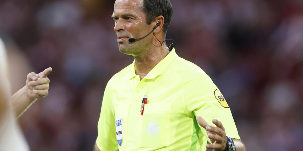 'Ajacieden woest op arbiter Bas Nijhuis bij AZ-uit:…