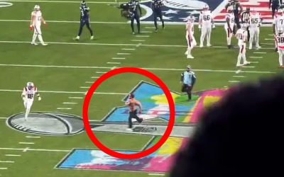 106218351-15541319-A_shirtless_man_stormed_the_field_during_the_fourth_quarter_of_S-a-11_17706054366.jpeg - StirileCorecte