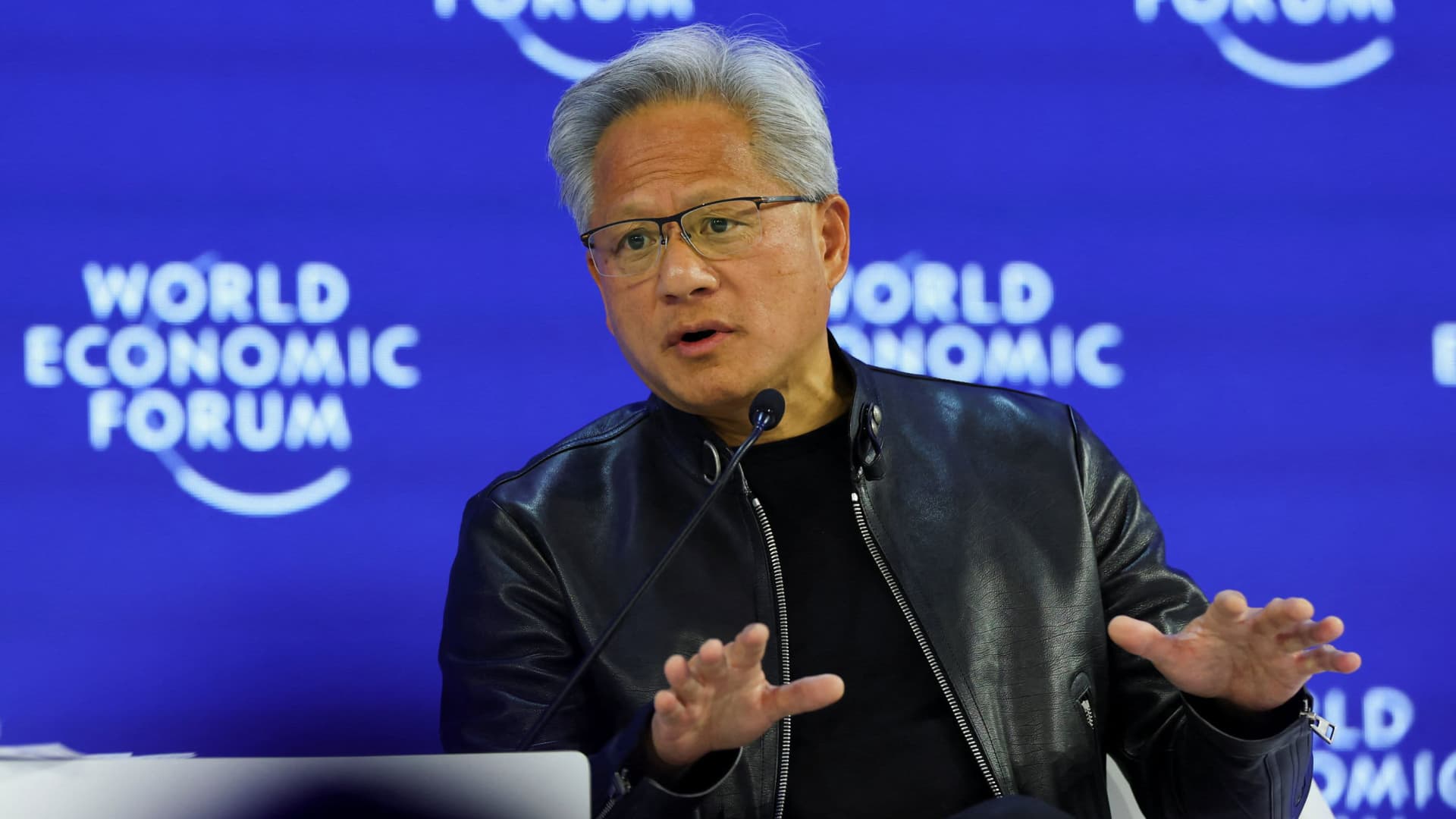Jensen Huang: Investiția în OpenAI rămâne pe calea cea bună Jensen Huang, CEO-ul Nvidia, a declarat că planurile companiei de a investi în OpenAI continuă fără obstacole, în ciuda speculațiilor recente legate de tensiuni între cele două entități
