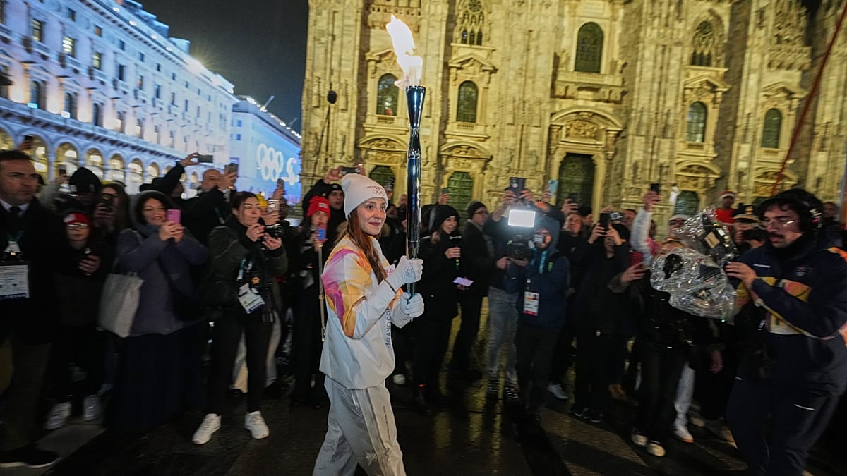 Focul Olimpic a fost aprins la Milano: Nicoletta Manni, Prima Balerină a Teatrului La Scala, a dus torța prin Piața Duomo La Milano, torța olimpică a fost aprinsă în cadrul unei ceremonii pline de emoție, având-o ca protagonistă pe Nicoletta Manni, prima balerină a renumitului Teatru La Scala