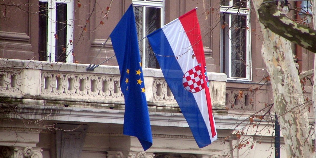 1280px-Croatia_EU_flags.jpg - StirileCorecte