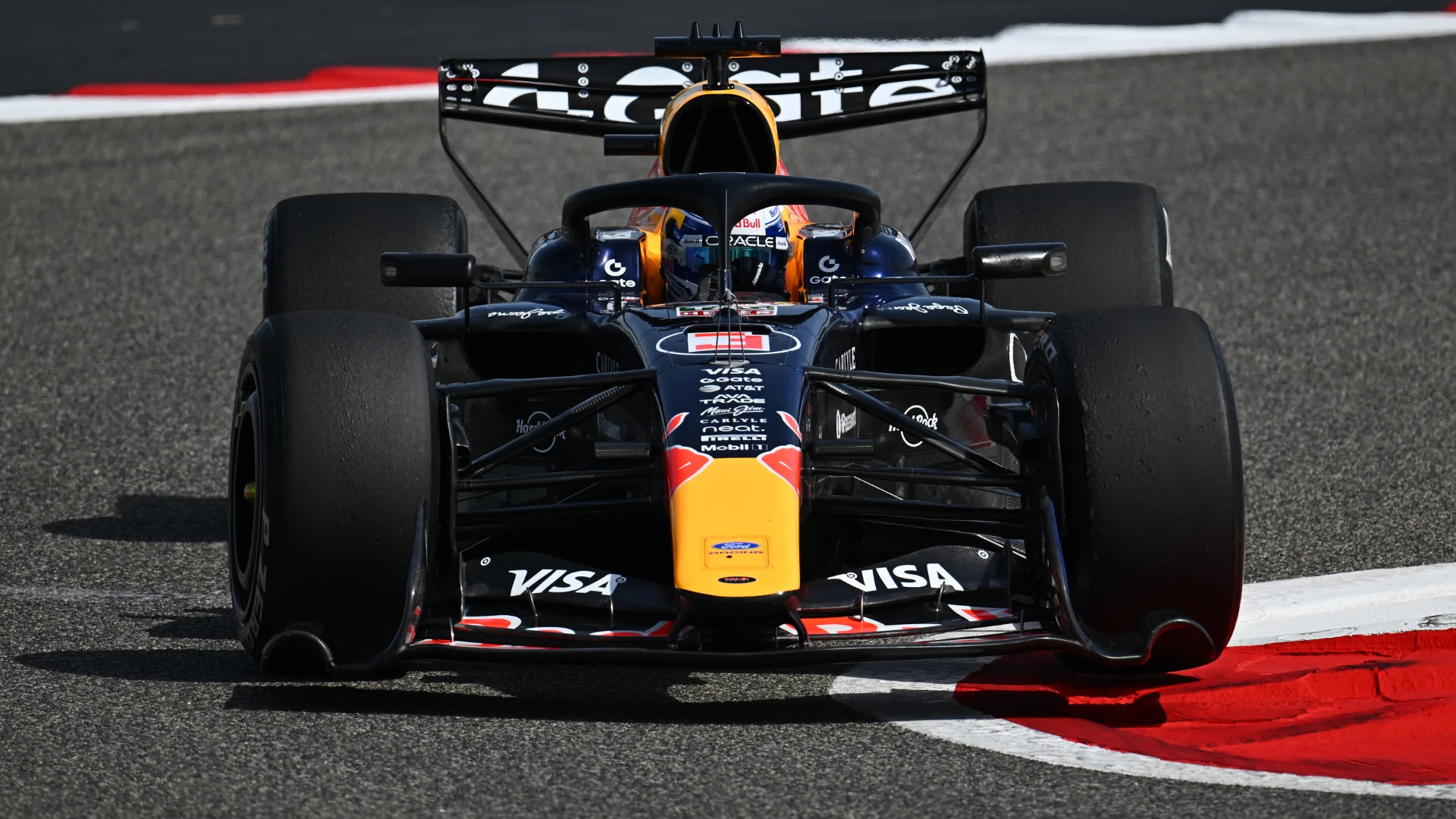 Max Verstappen își consolidează statutul la testele de pre-sezon din Bahrain Max Verstappen a deschis sezonul 2026 cu o performanță impresionantă la primele sesiuni de teste din Bahrain, marcând cel mai bun timp al dimineții