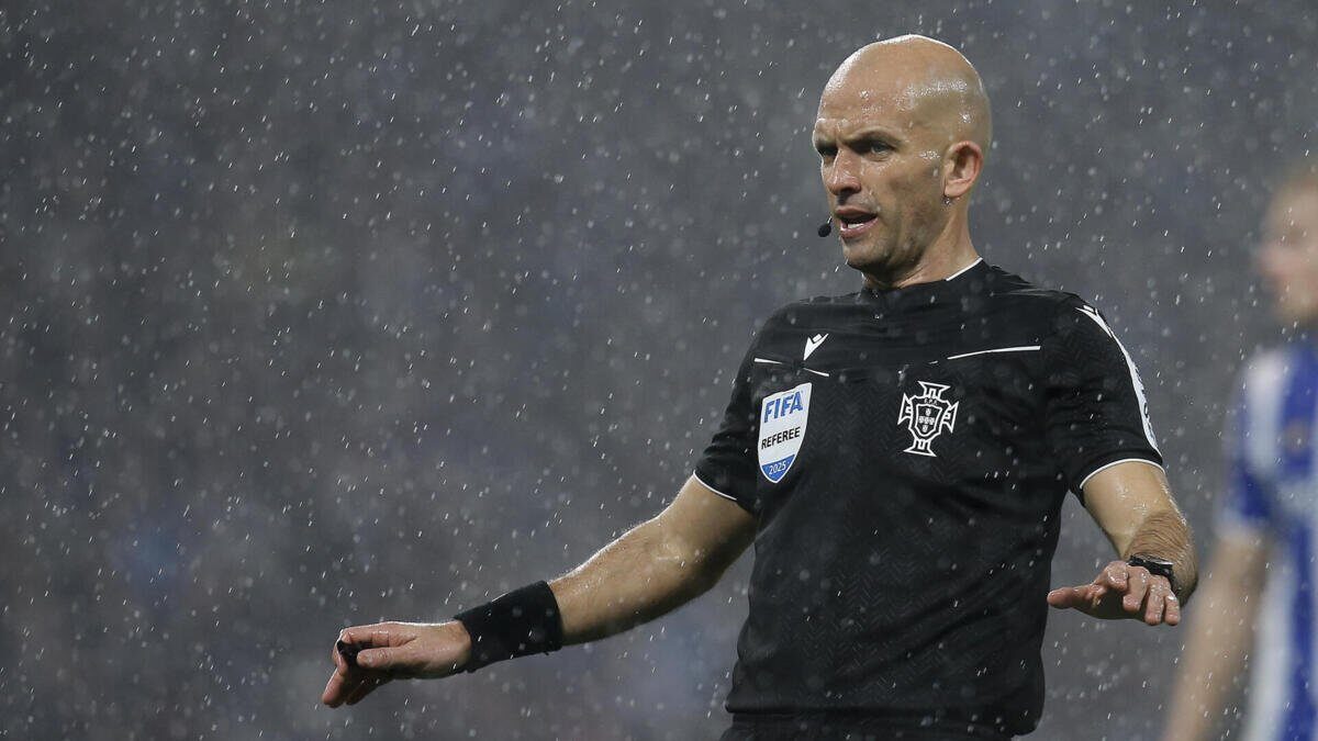 Emoții Acasă pentru Arbitrul Luís Godinho Arbitrul Luís Godinho, cel care a condus meciul dintre FC Porto și Sporting, terminat la egalitate, a împărtășit o experiență emoționantă cu fanii săi pe rețelele sociale