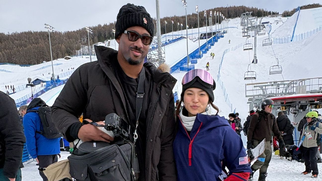 Chloe Kim își apără titlul olimpic, iar dragostea cu Myles Garrett strălucește la Livigno Livigno, Italia – Chloe Kim și-a dovedit încă o dată măiestria pe snowboard, reușind să se califice pe prima poziție pentru finala de la proba de halfpipe din cadrul JO de Iarnă 2026
