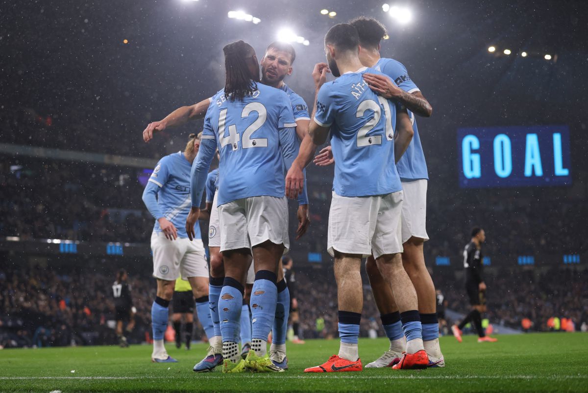 Manchester City câștigă fără probleme în fața lui Fulham, 3-0 pe Etihad Manchester City a demonstrat din nou superioritatea sa în Premier League, învinsă fără emoții formația Fulham cu 3-0 pe stadionul Etihad