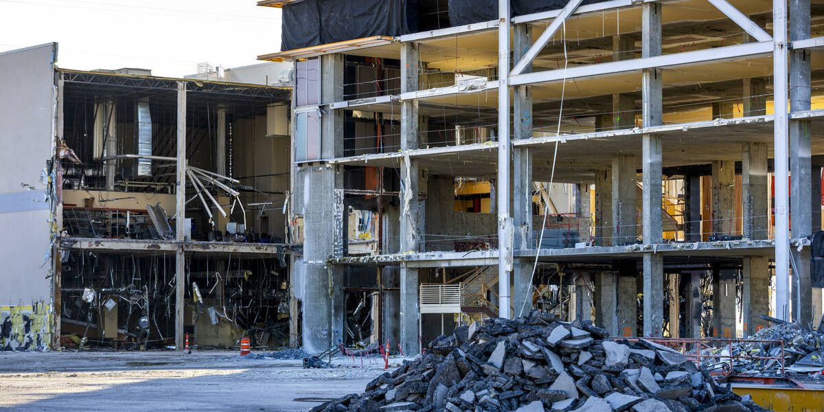 21373330_web1_EASTSIDE-CANNERY-DEMO-FEB10-26-004_20101d.jpg - StirileCorecte