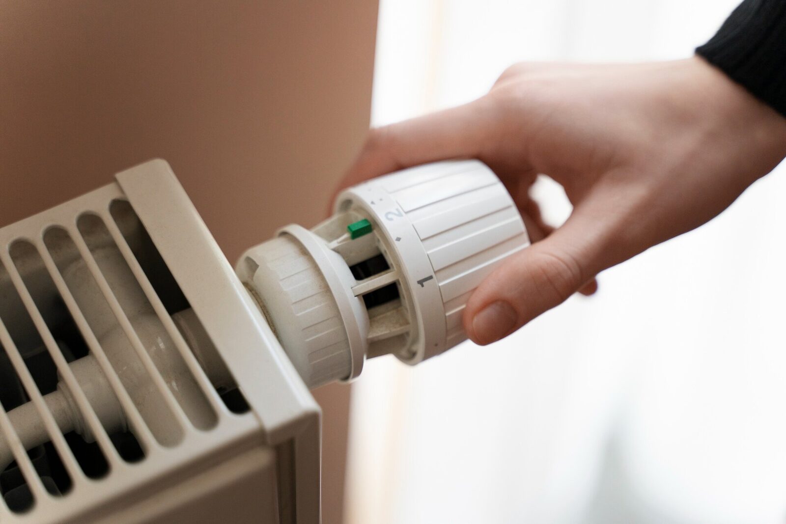 Bucureștenii se confruntă, din nou, cu probleme semnificative ale sistemului de termoficare, în condițiile în care afectarea rețelei de la CET Sud continuă să provoace disconfort și dificultăți în asigurarea căldurii în centrul capitalei
