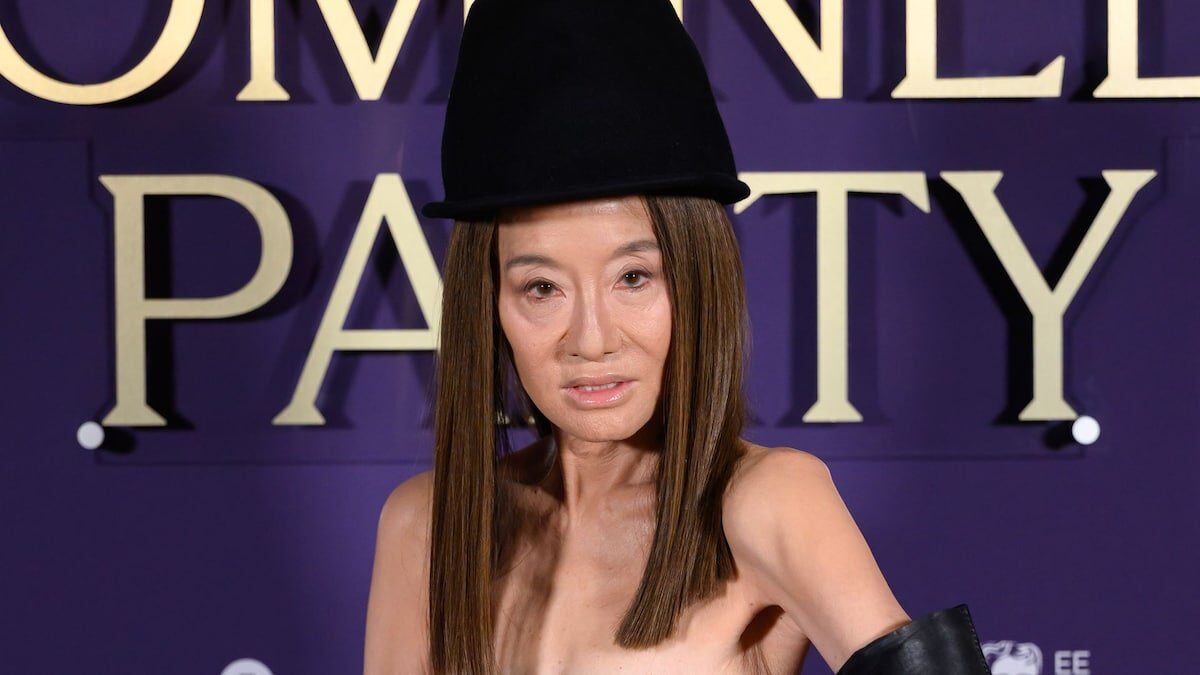 Vera Wang, stilul atemporal la BAFTA Vera Wang a demonstrat din nou că eleganța nu are vârstă, apărând într-o ținută impresionantă la petrecerea nominalizaților BAFTA, desfășurată la National Portrait Gallery din Londra