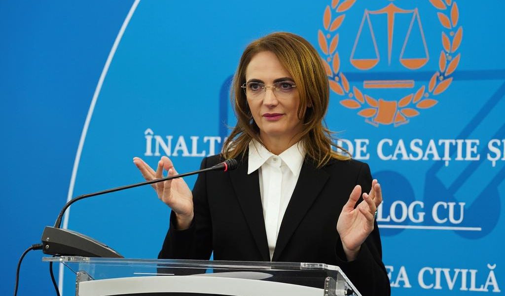 Scandalul dintre Guvern și Înalta Curte pe tema pensiilor speciale Șefa Înaltei Curți de Casație și Justiție (ÎCCJ), Lia Savonea, a lansat severe acuzații la adresa premierului Ilie Bolojan, afirmând că acesta ar exercita presiuni asupra Curții Constituționale în legătură cu decizia privind pensiile speciale ale magistraților