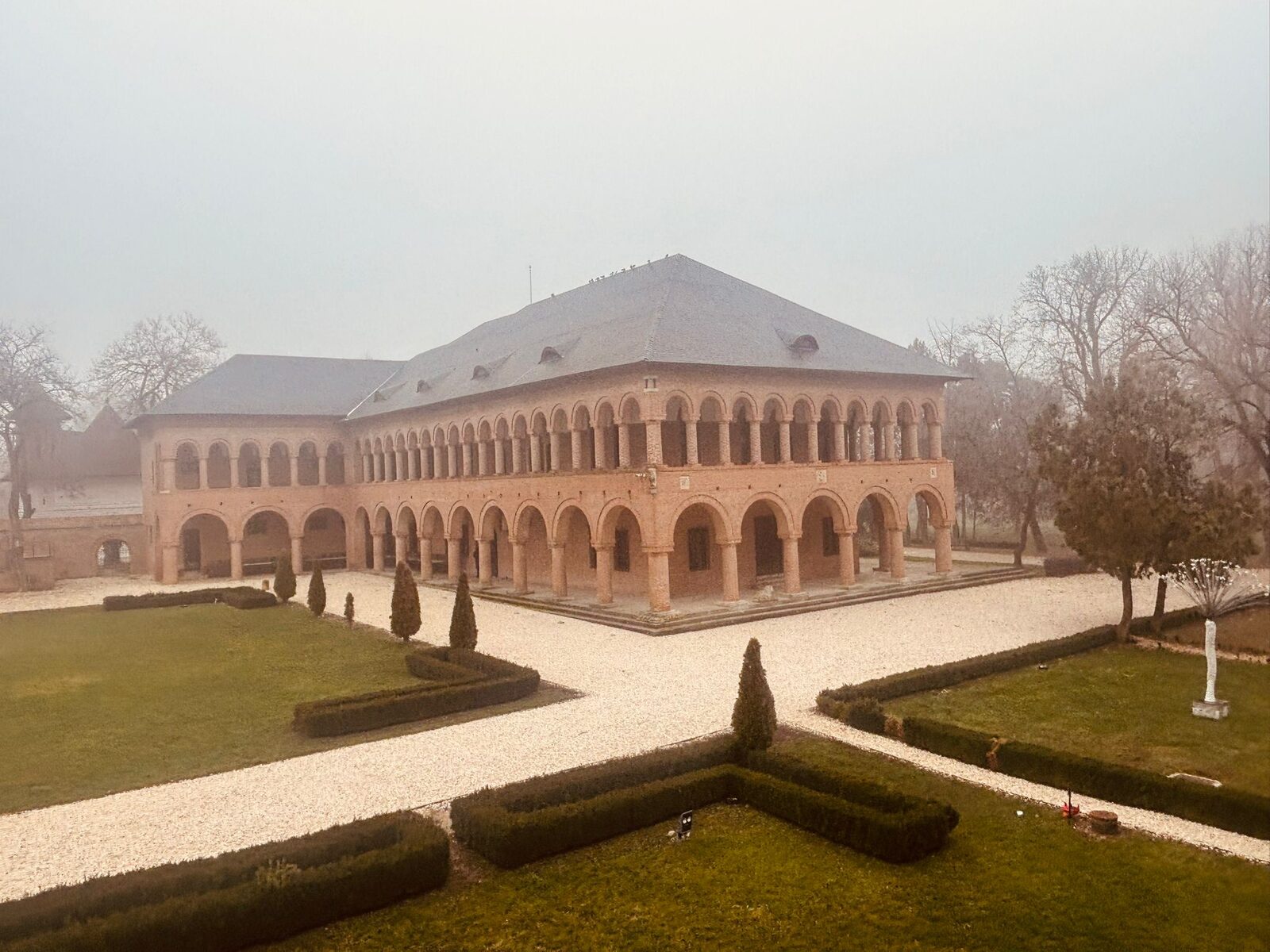 Palatele Brâncovenești devin un spațiu de reflecție artistică printr-o expoziție de pictură ce va fi deschisă până la sfârșitul lunii februarie