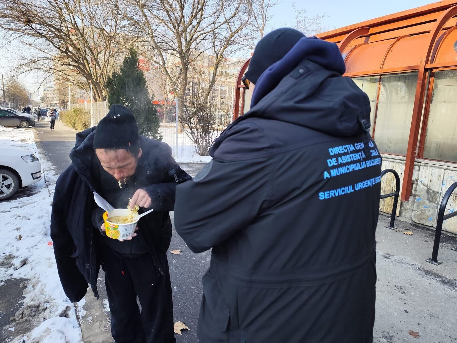 Bucureștiul face față temperaturilor extreme prin măsuri concrete și apeluri către cetățeni pentru solidaritate Pe fondul descendenței bruște a temperaturilor din ultima perioadă, autoritățile bucureștene pun în practică acțiuni menite să protejeze persoanele fără adăpost, în contextul alertei de cod galben de ger emisă pentru capitală până pe 3 februarie