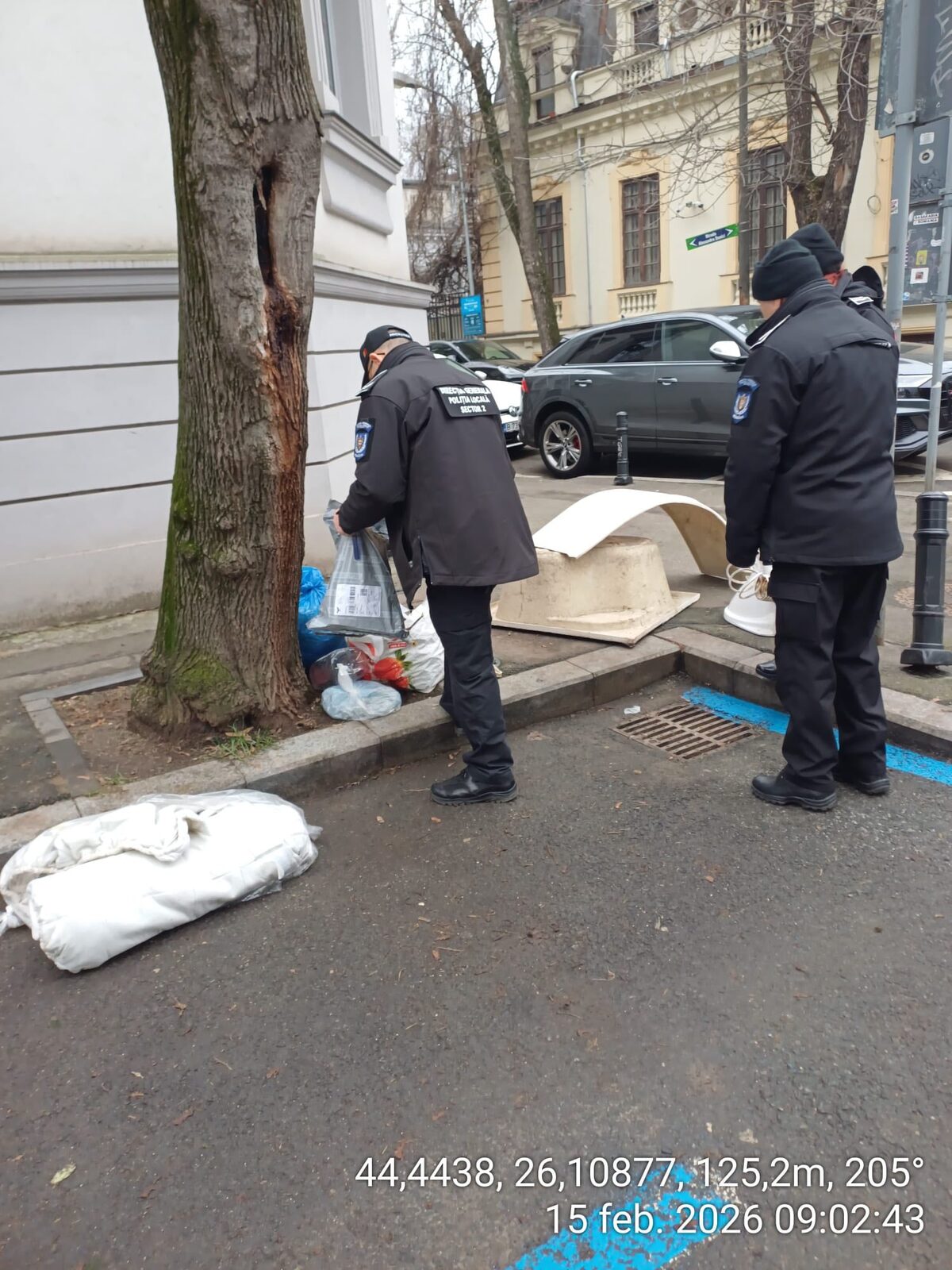 Amenzi usturătoare pentru abandonul gunoaielor în Sectorul 2 din București Poliția Locală a Sectorului 2 intervine decisiv împotriva celor care poluează orașul prin depozitarea ilegală a deșeurilor
