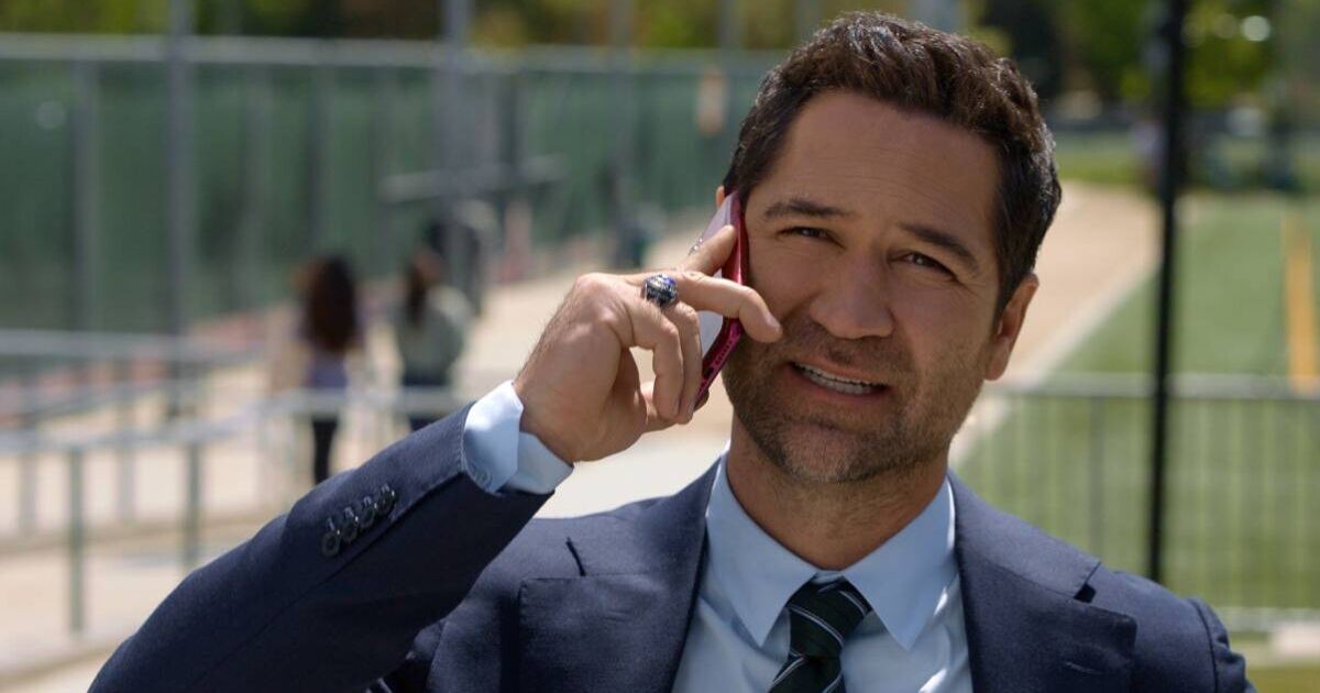 „The Lincoln Lawyer” sezonul patru: Emoții și omagiu Sezonul patru al popularului serial „The Lincoln Lawyer” a ajuns pe Netflix, dar atenția fanilor a fost deturnată de un mesaj emoționant care apare înainte de finalul episodului șase