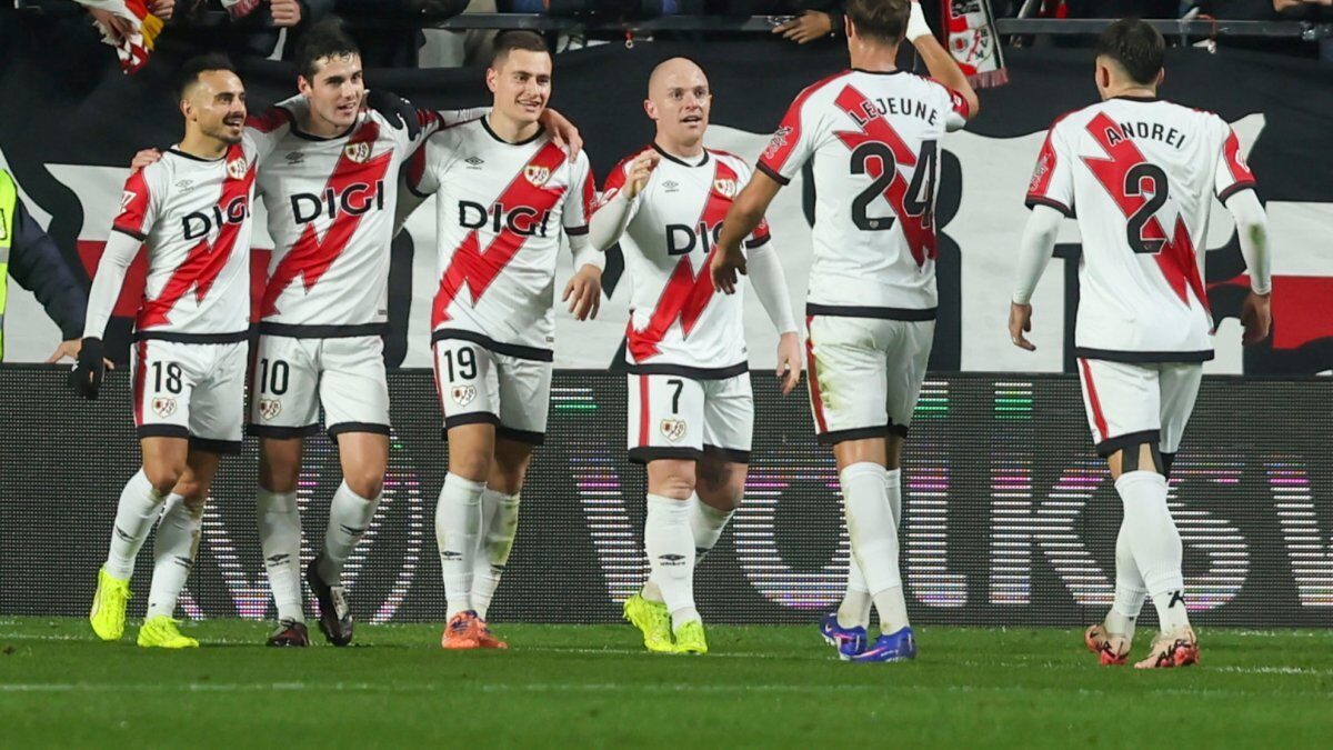 Jucătorii Rayo Vallecano trag un semnal de alarmă: lipsuri grave în infrastructură Echipa și staff-ul tehnic de la Rayo Vallecano își exprimă îngrijorarea profundă cu privire la condițiile precare în care se desfășoară activitatea clubului, potrivit unui comunicat emis prin intermediul Asociației Fotbaliștilor Spanioli (AFE)