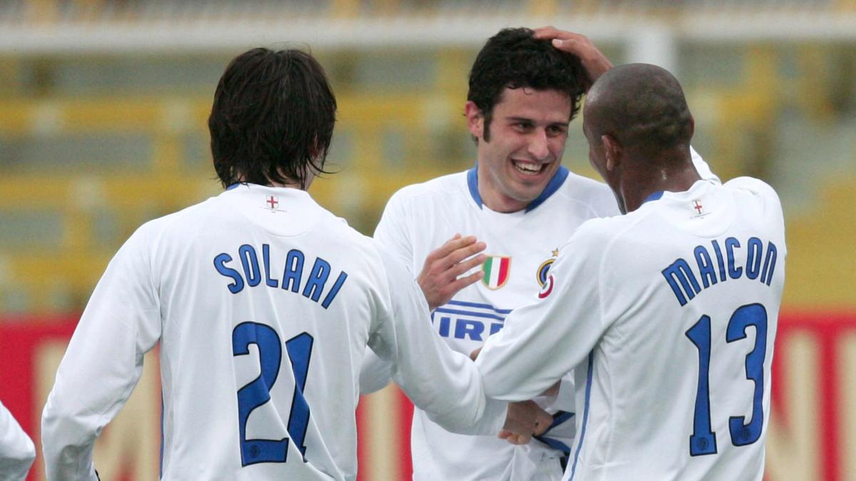 Fabio Grosso: Un sezon de neuitat în culorile nerazzurre Fabio Grosso, actualul antrenor al echipei Sassuolo, a avut un parcurs memorabil în cariera sa de fotbalist, marcându-se printr-o singură sezon la Internazionale Milano