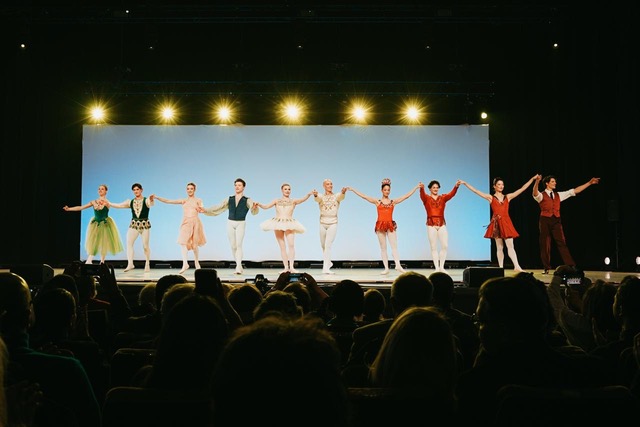 Balerinii-din-distributie-la-apalauze-la-finalul-Galei_Foto-Alex-Damian-.jpeg - StirileCorecte