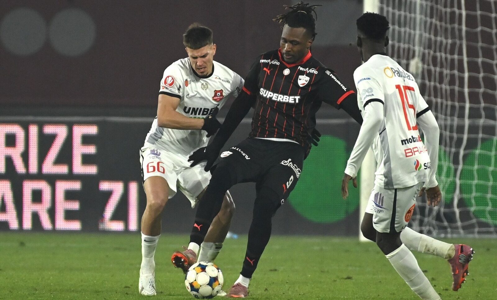 Dinamo se impune în fața lui FC Hermannstadt și se califică în sferturile Cupei României Dinamo București a obținut o victorie importantă în seara aceasta, în fața echipei FC Hermannstadt, scor 2-0, meci ce s-a desfășurat pe Stadionul „Arcul de Triumf”