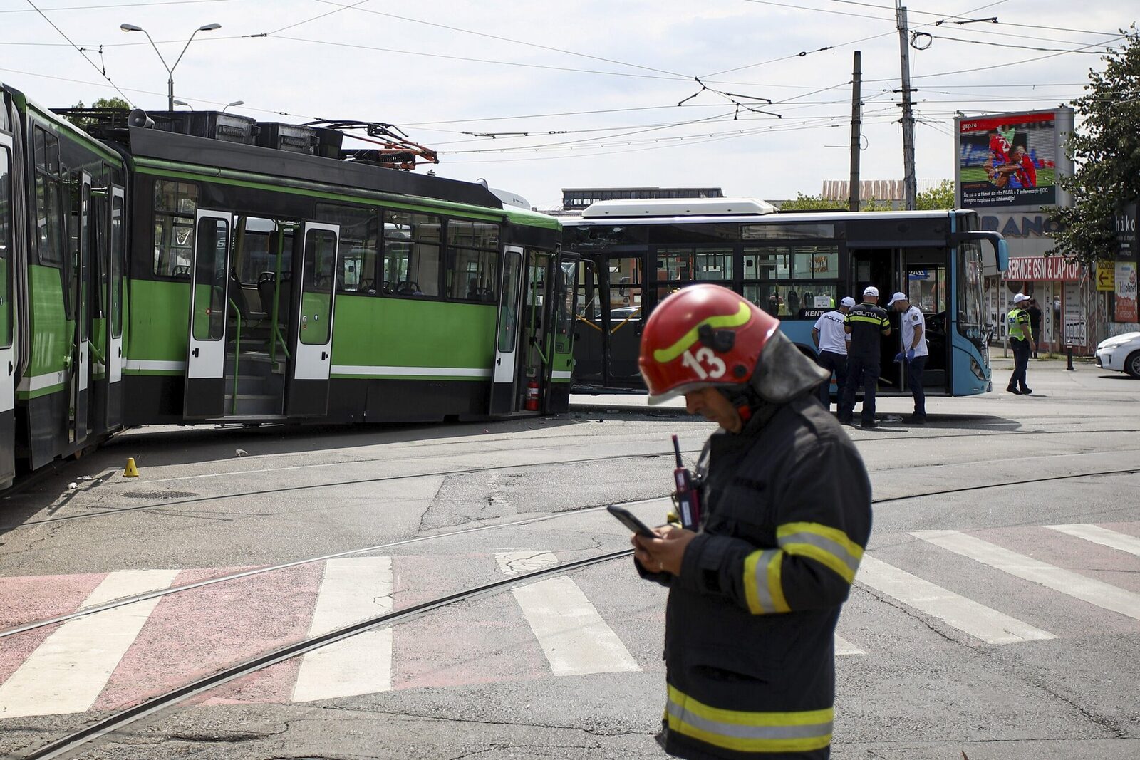 Discuțiile privind prețul biletelor STB și ambițiile de a introduce transportul gratuit pentru pensionari au readus în centrul atenției dezastrul administrativ și financiar al sistemului de transport în comun din București