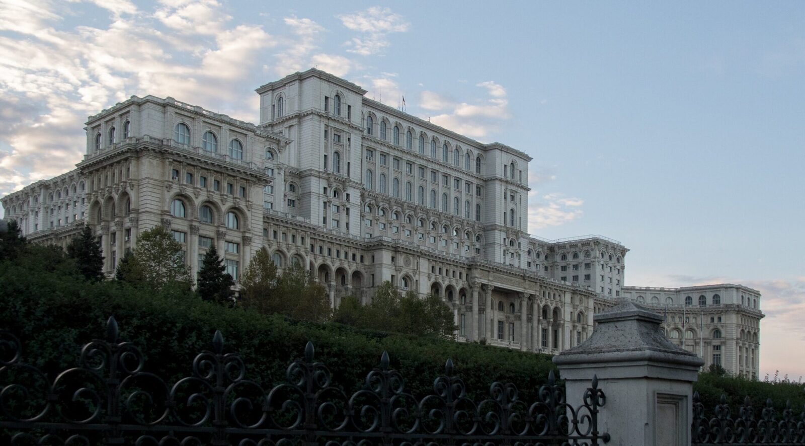Palatul Parlamentului, iluminat în roșu de Ziua Euro 112