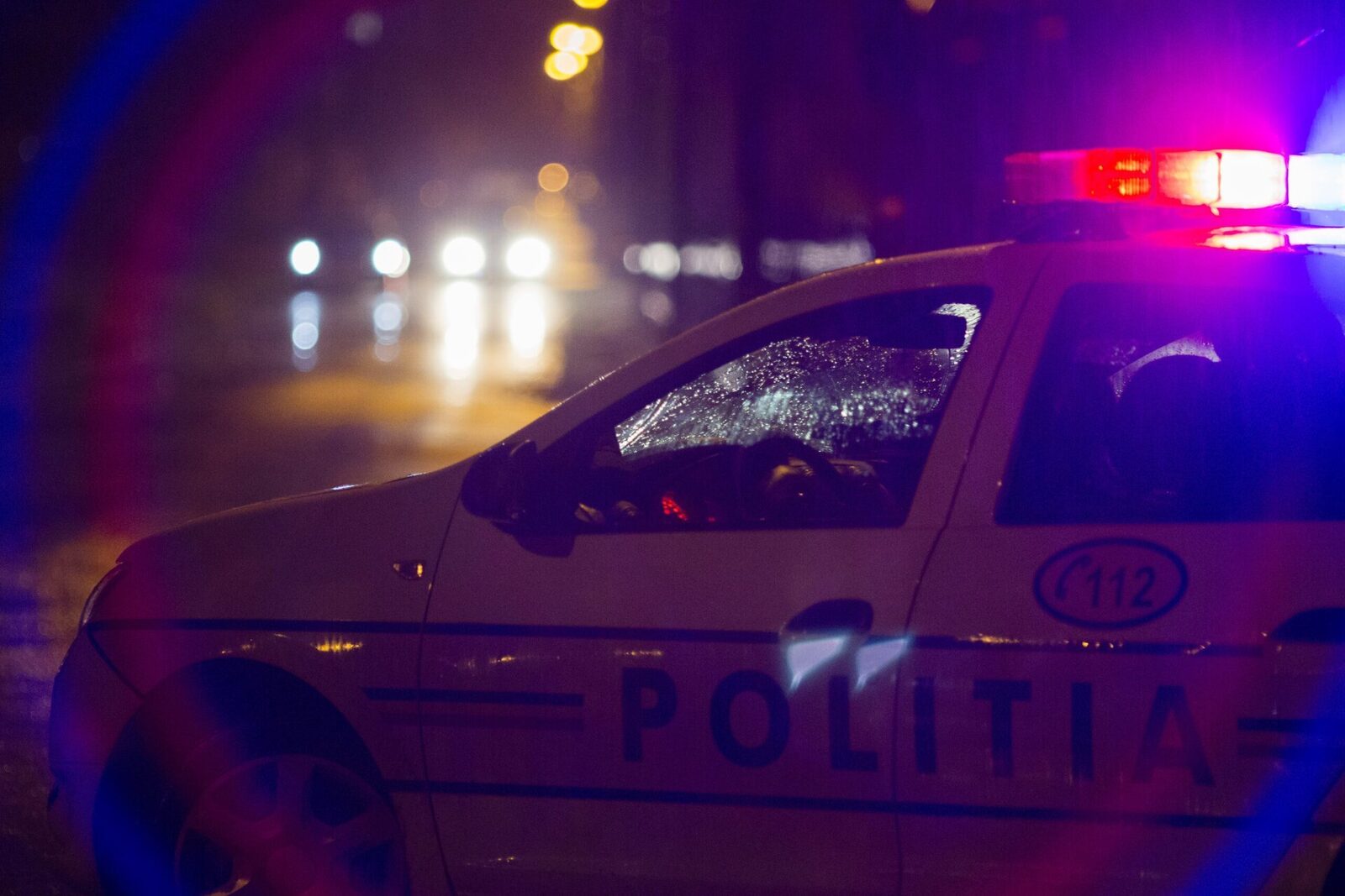 O fată de 16 ani din București a avut parte de o experiență extrem de periculoasă miercuri seară, după ce s-a aventurat pe o stradă din Sectorul 6 și a călcat într-o baltă în care se aflau fire electrice rupte, rămase pe carosabil din cauza ninsorii abundente și a viscolului