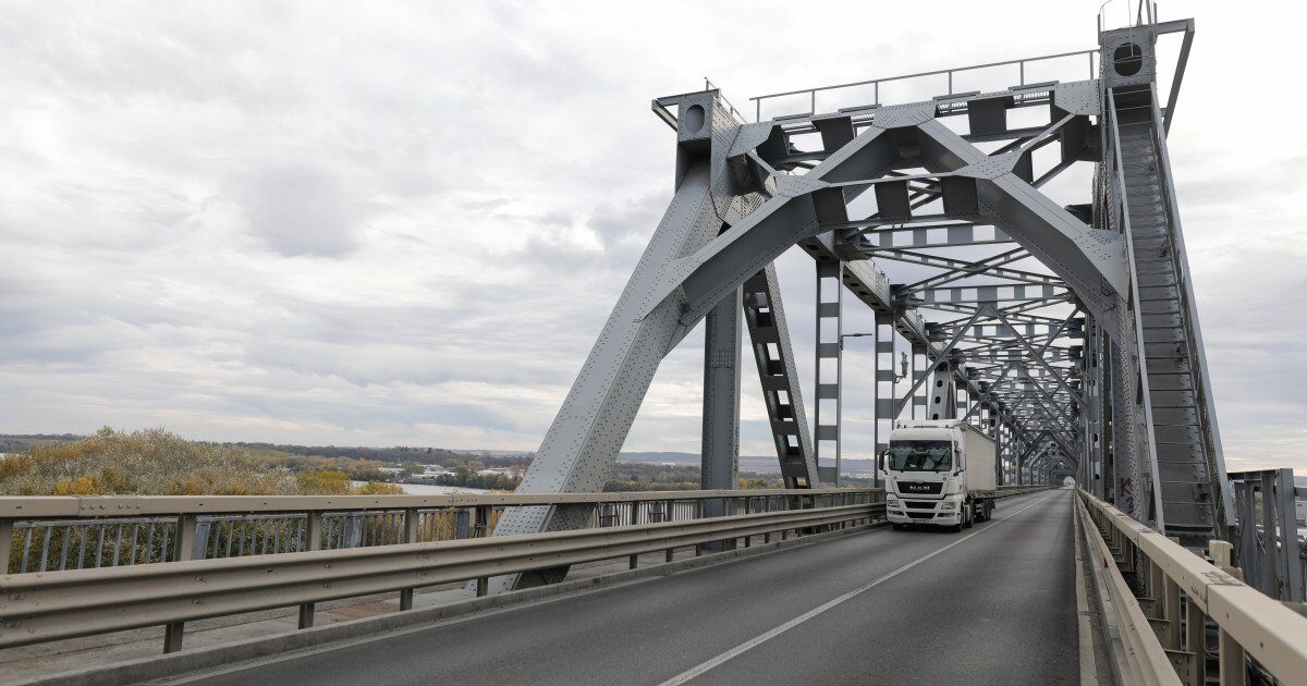 Licitația pentru reabilitarea Podului Giurgiu-Ruse, deschisă de CNAIR Compania Națională de Administrare a Infrastructurii Rutiere (CNAIR), prin intermediul Direcției Regionale de Drumuri și Poduri București, a anunțat lansarea licitației pentru proiectarea și execuția lucrărilor destinate „Podului pe DN5, km 64+884 peste Dunăre la Giurgiu”, cunoscut și sub denumirea de Podul Giurgiu-Ruse sau „Podul Prieteniei”