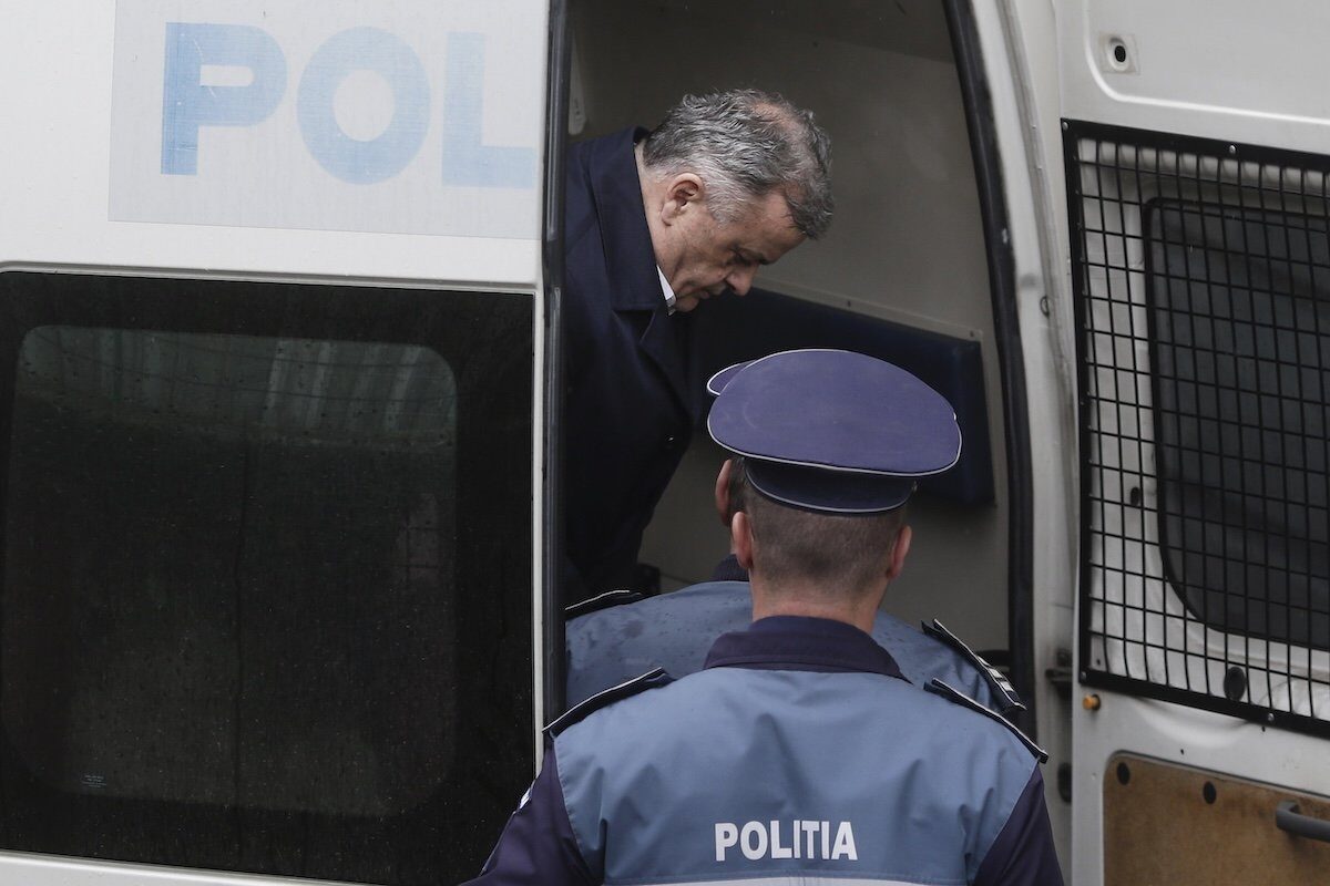 Neculai Onțanu, fost primar al Sectorului 2 din București și unul dintre foarte puținii edili din România care deține și gradul de general-maior în rezervă, a avut o carieră politică controversată, marcată de acuzații grave de corupție