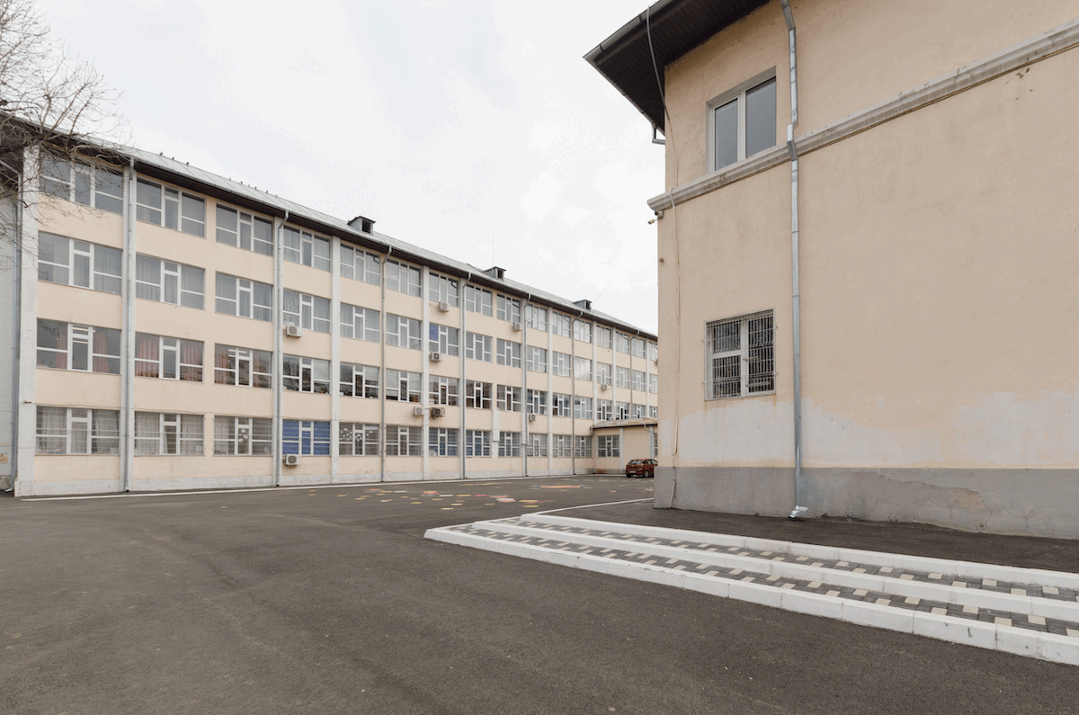 Școală din Sector 5 a blocat o licitație pentru sala de sport; a încasat doar 1.000 lei anual, banii nefiind transferați la Primărie