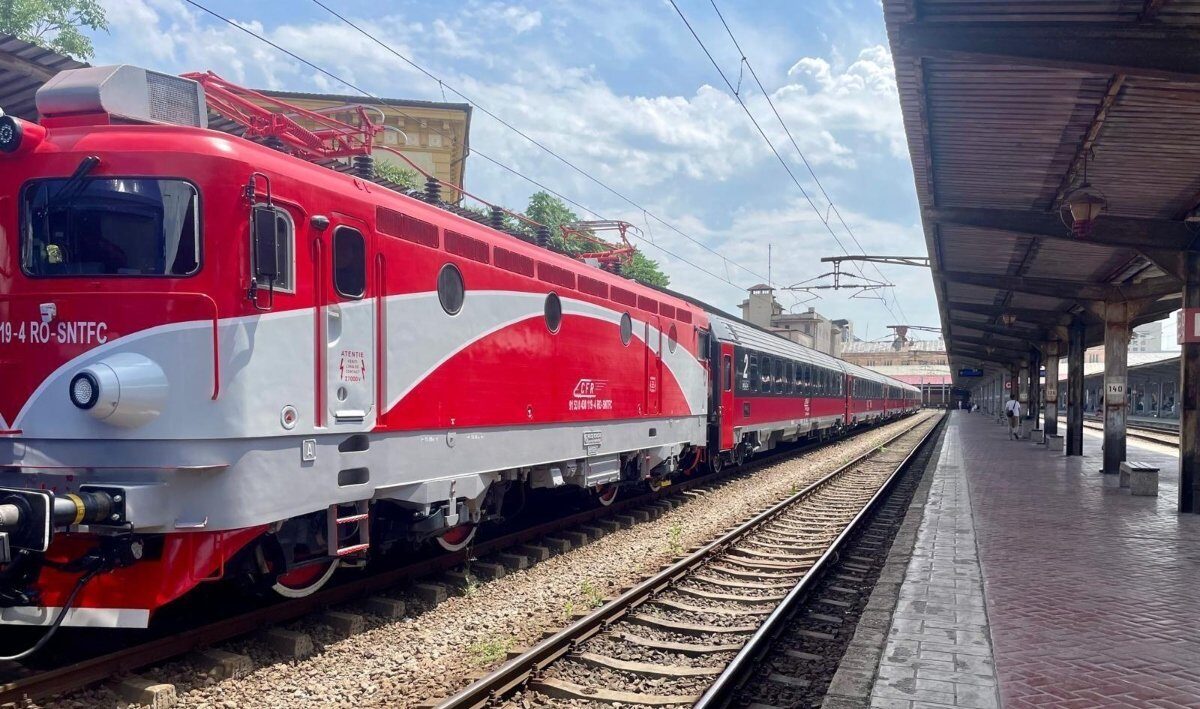 Un incident feroviar produs la București a creat, vineri dimineață, blocaje majore în traficul trenurilor, după ce prima osie a unui vagon al trenului internațional IRN 401 a sărit de pe șine în timpul unei manevre de rutină la depoul din apropierea Gării de Nord