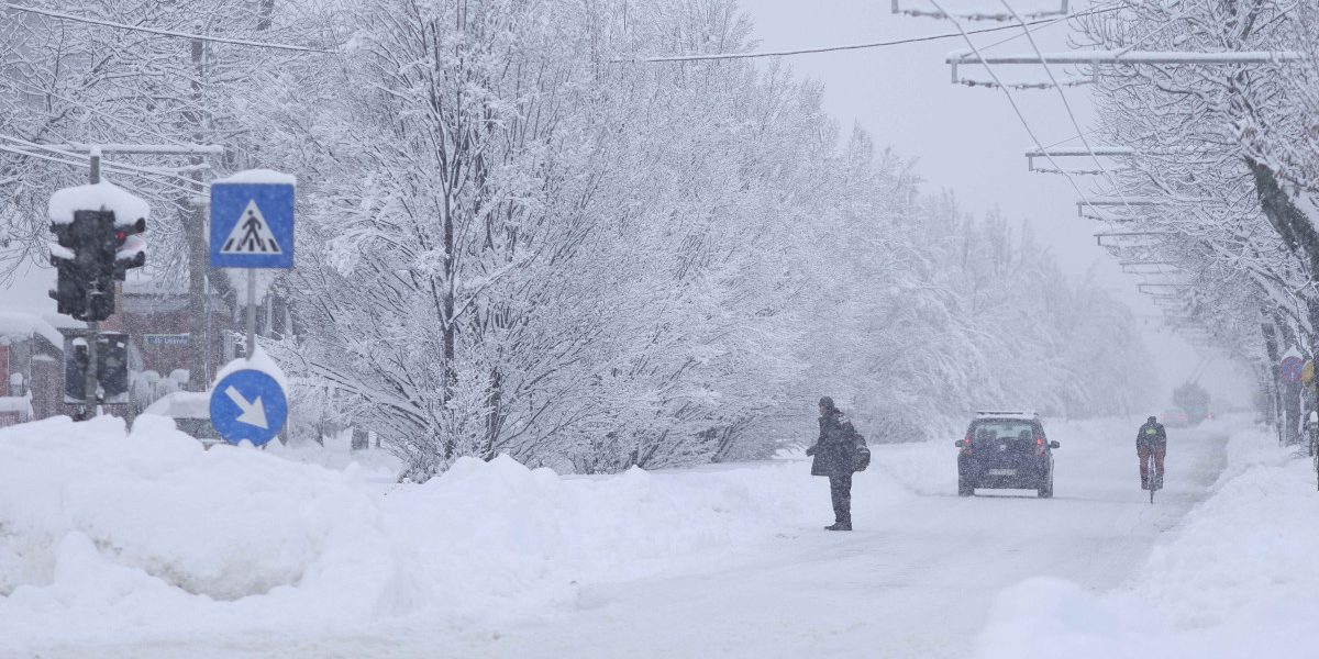 Viscol și ninsori în București și 25 de județe: școli închise, trafic blocat și mii de oameni fără energie. Date de ultimă oră