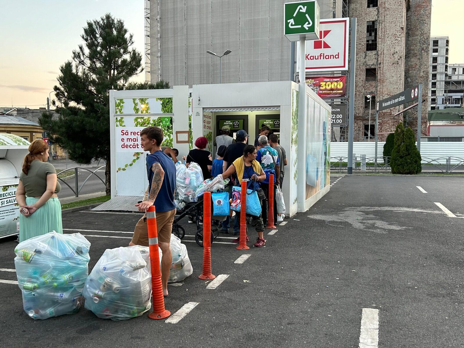 Recuperare record de peste 94 de milioane de euro prin Sistemul Garanție-Returnare în București și Ilfov în 2025 Anul 2025 marchează un moment istoric pentru sistemul de reciclare din România, în special pentru regiunea București-Ilfov, unde consumatorii au recuperat în total peste 94 de milioane de euro din ambalaje reciclate prin Sistemul Garanție-Returnare (SGR)