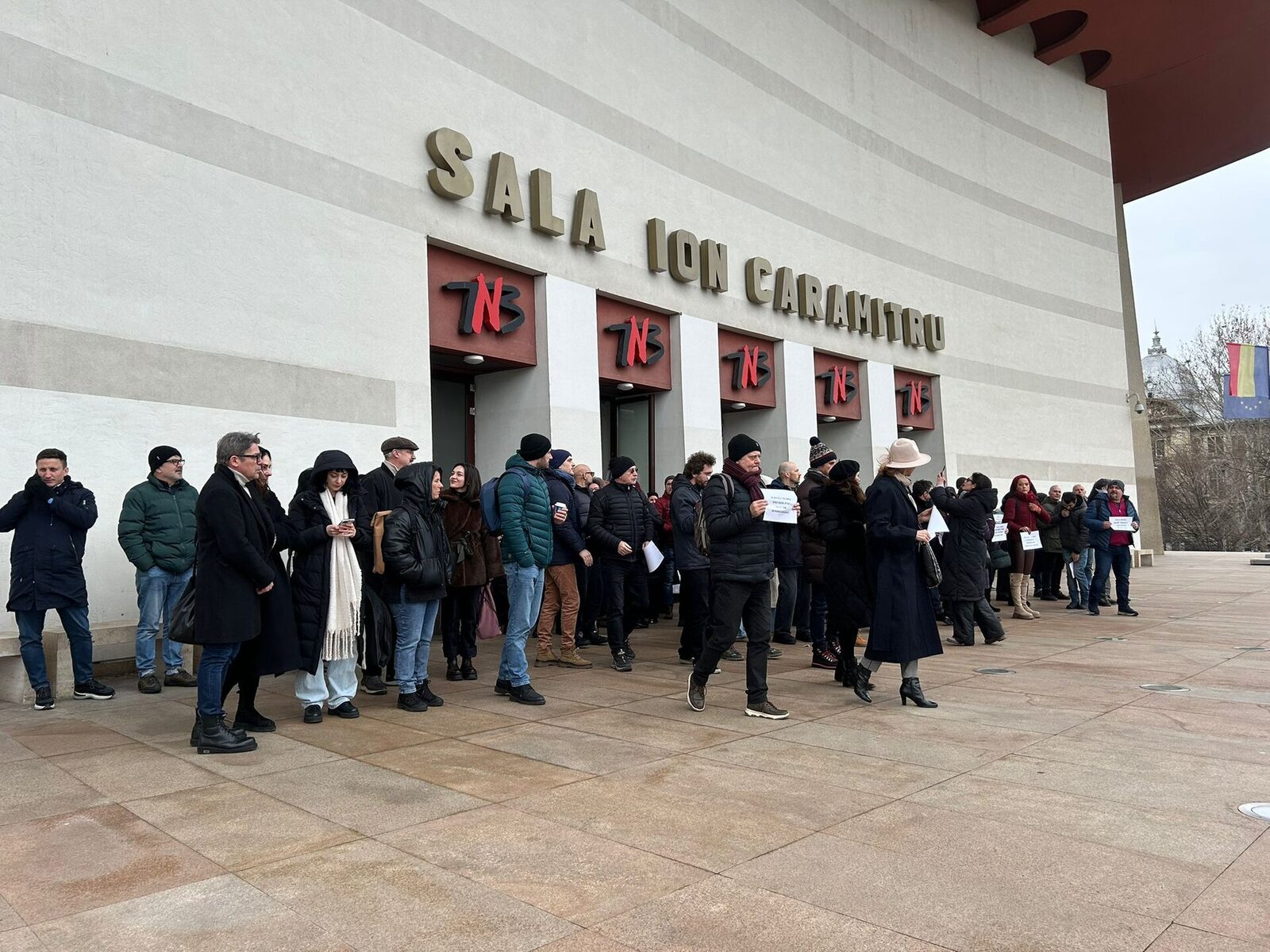 Actorii și personalul tehnic din teatrul național al Capitalei au ieșit marți în fața teatrului, într-un protest spontan, ca urmare a noii circulare impuse de Ministerul Culturii, care stipula obligativitatea de a lucra zilnic opt ore și de a întocmi rapoarte detaliate despre activitatea lor