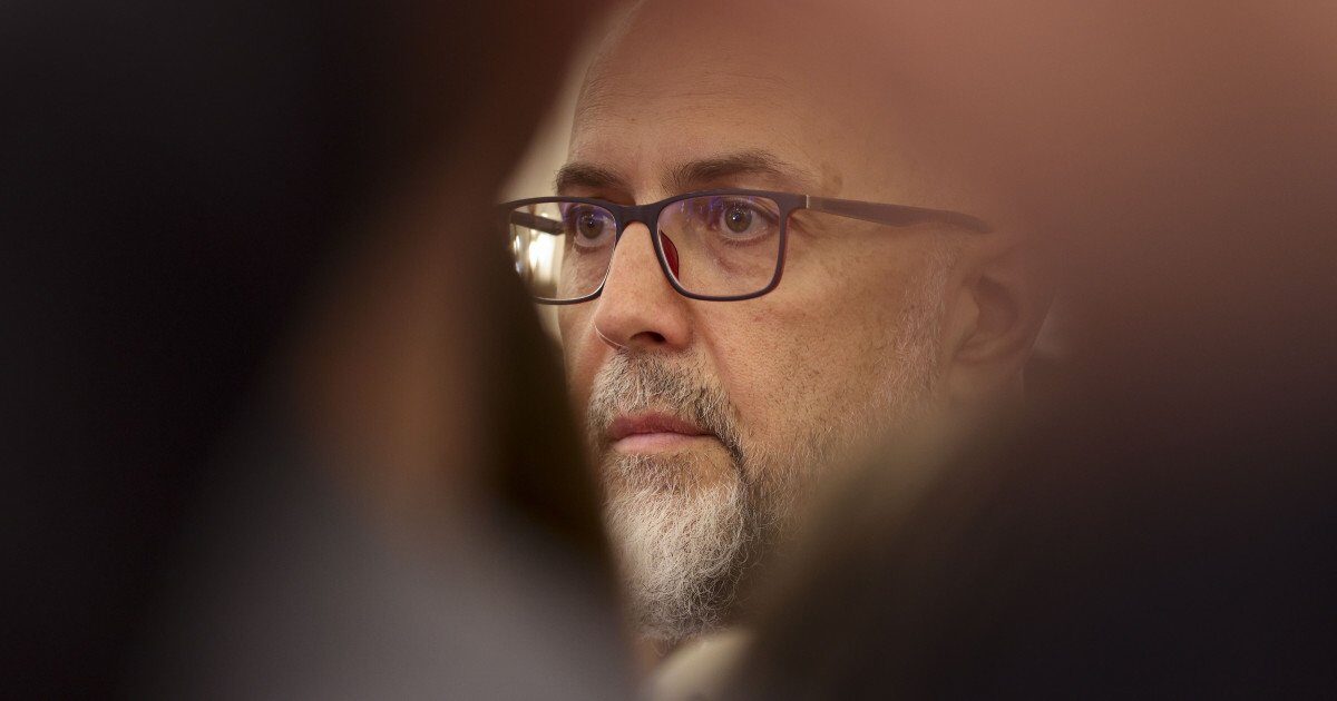 Kelemen Hunor, surprins de măsura neplății primei zile de concediu medical Președintele UDMR, Kelemen Hunor, a declarat că nu era la curent cu măsura recentă privind neplata primei zile de concediu medical, ce a intrat în vigoare pe 1 februarie