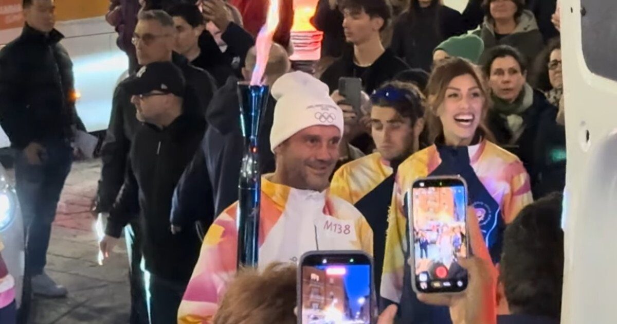 Cristi Chivu, purtător al flăcării olimpice în Milano: Un moment de mândrie națională Flacăra olimpică a ajuns la Milano, iar fostul fotbalist român Cristi Chivu a fost una dintre celebritățile care au alergat cu torța în mână, marcând un moment emoționant pentru fanii sportului din România
