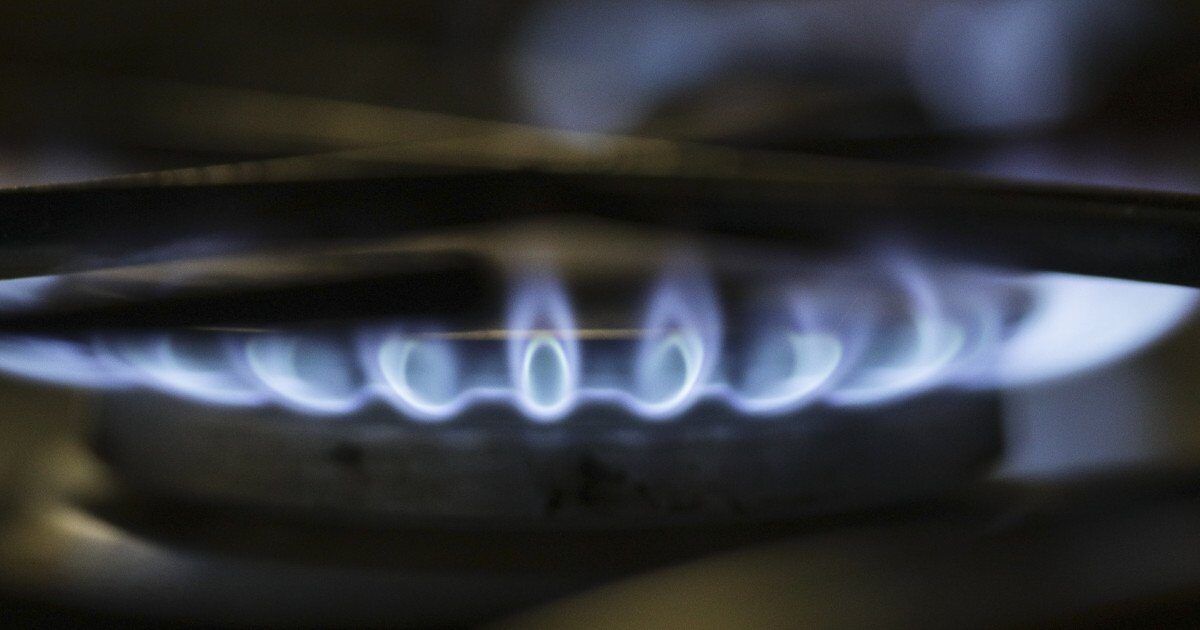 Plafonarea prețurilor la gaze: Măsuri hibrid pentru protecția consumatorilor Ministrul Energiei, Bogdan Ivan, a prezentat o serie de măsuri destinate să protejeze consumatorii casnici după expirarea plafonării prețurilor la gaze, programată pentru 31 martie