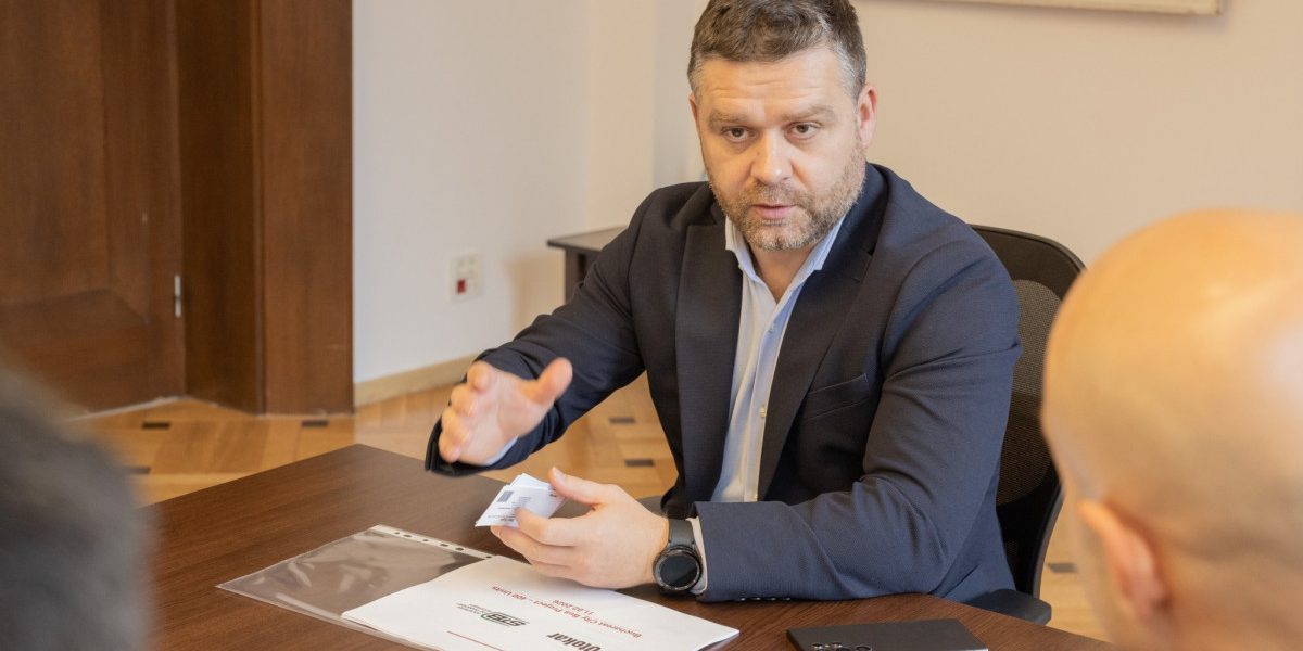 Yz0xJmhhc2g9MTYxZWU5NjkzYTU4NDczYmU3NzE4YjMxZDI2YmI0MzA.thumb_.jpg - StirileCorecte