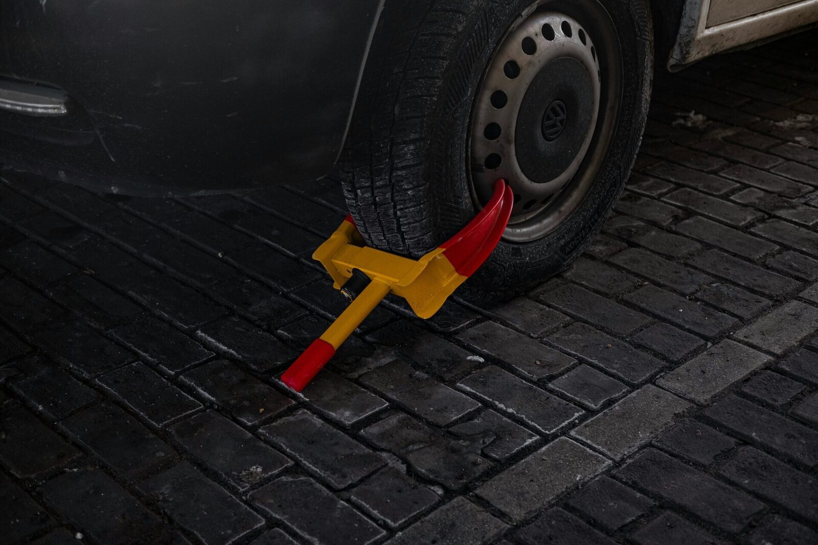 Primăria Sectorului 4 a demarat recent o serie de investiții în reținerile și reparațiile blocatoarelor de roți utilizate pentru imobilizarea autovehiculelor parcate ilegal, atribuind contracte importante pentru întreținerea acestor echipamente