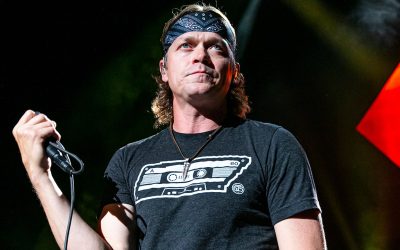 Tragicul sfârșit al lui Brad Arnold, vocalistul trupei 3 Doors Down Brad Arnold, solistul principal și fondator al trupei de rock 3 Doors Down, a murit la vârsta de 47 de ani după o luptă îndelungată cu cancerul