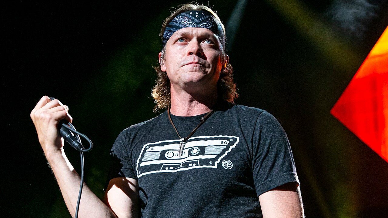 Tragicul sfârșit al lui Brad Arnold, vocalistul trupei 3 Doors Down Brad Arnold, solistul principal și fondator al trupei de rock 3 Doors Down, a murit la vârsta de 47 de ani după o luptă îndelungată cu cancerul