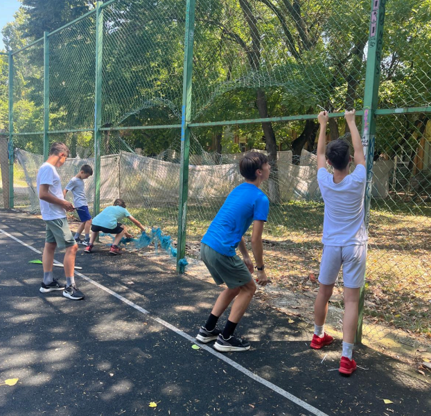 copiii-reabiliteaza-terenul-1.png - StirileCorecte