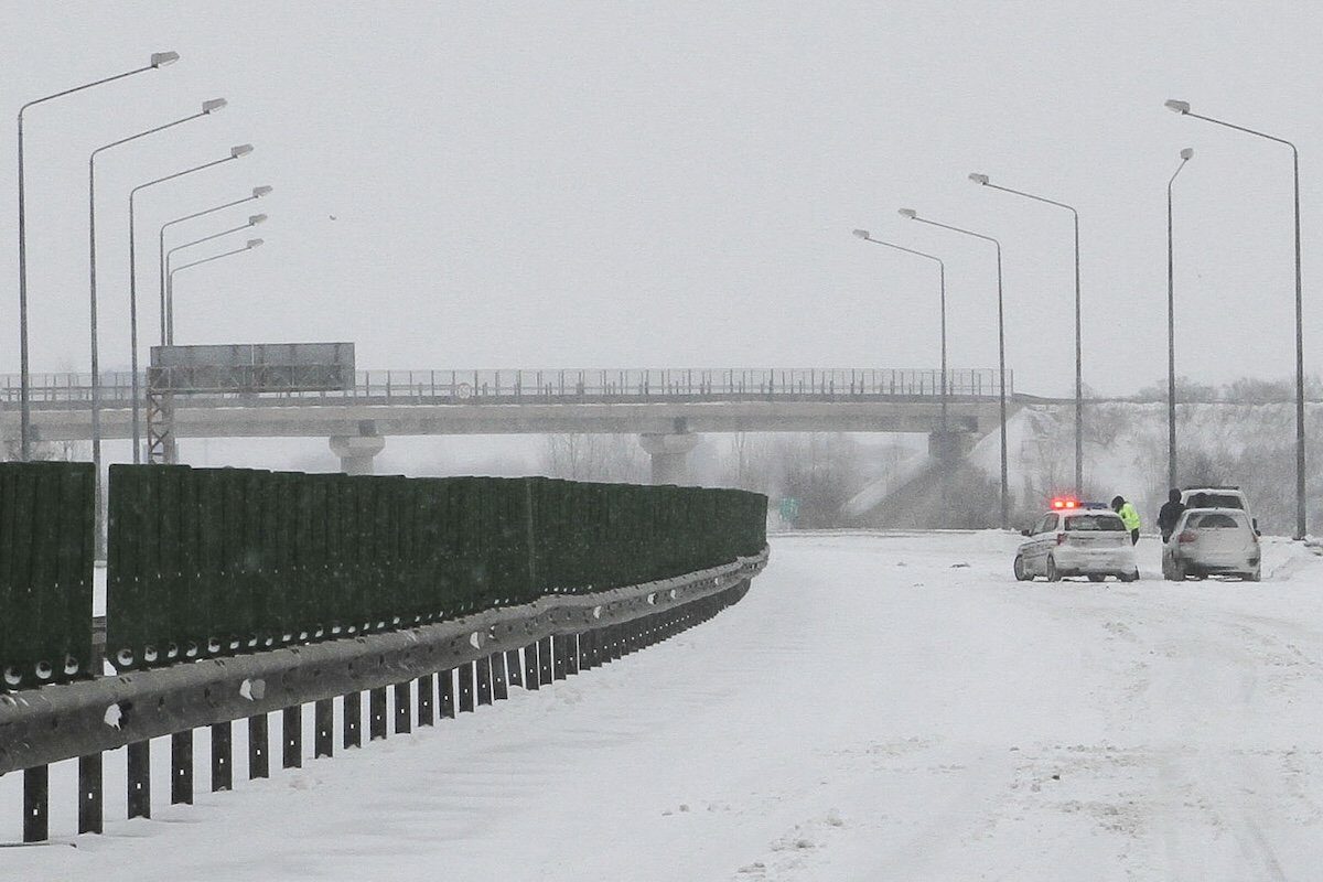 Autostrăzile și drumurile naționale din jurul Bucureștiului, esențiale pentru traficul de sezon rece, sunt lovite de o administrație controversată, în timp ce infrastructura critică de intervenție lipsește cu desăvârșire
