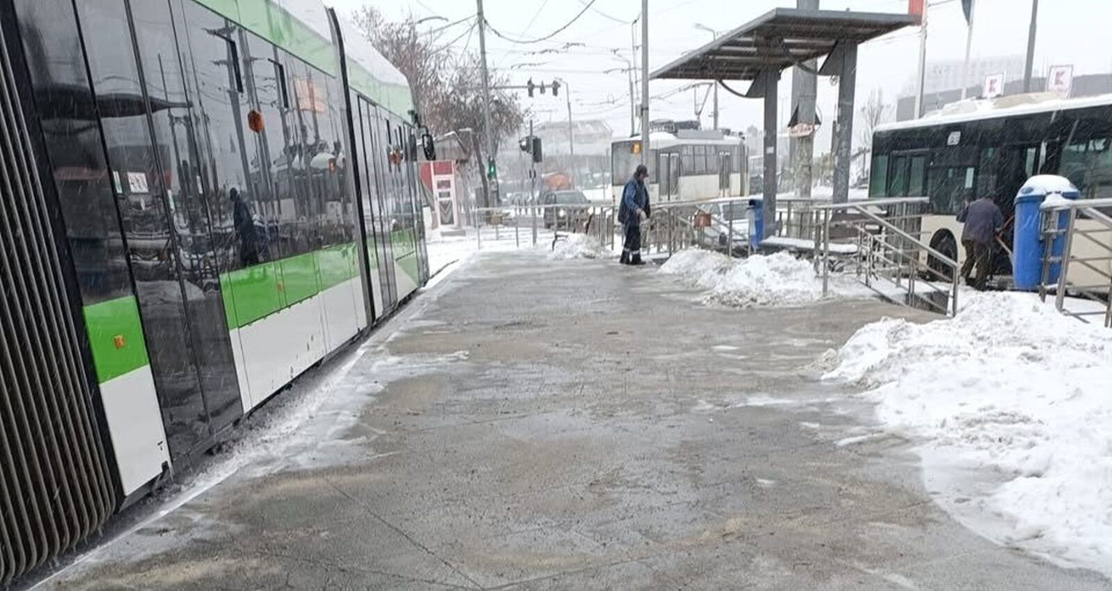 Bucureștiul se află din nou în alertă, în contextul unui cod portocaliu de ninsoare și viscol, care impune măsuri speciale pentru menținerea serviciilor publice în condiții de siguranță