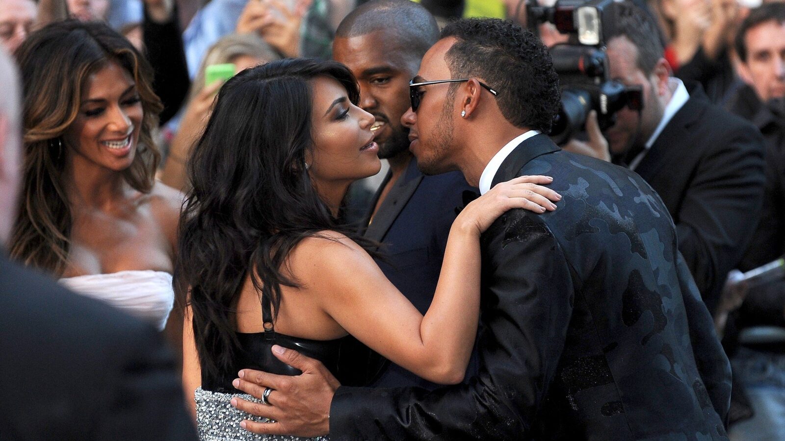 Lewis Hamilton și Kim Kardashian, o poveste de dragoste surprinzătoare în Cotswolds Celebra mamă a patru copii și starul din Formula 1, Lewis Hamilton, au fost surprinși într-o ipostază romantică în cadrul unei escapade de weekend în Cotswolds