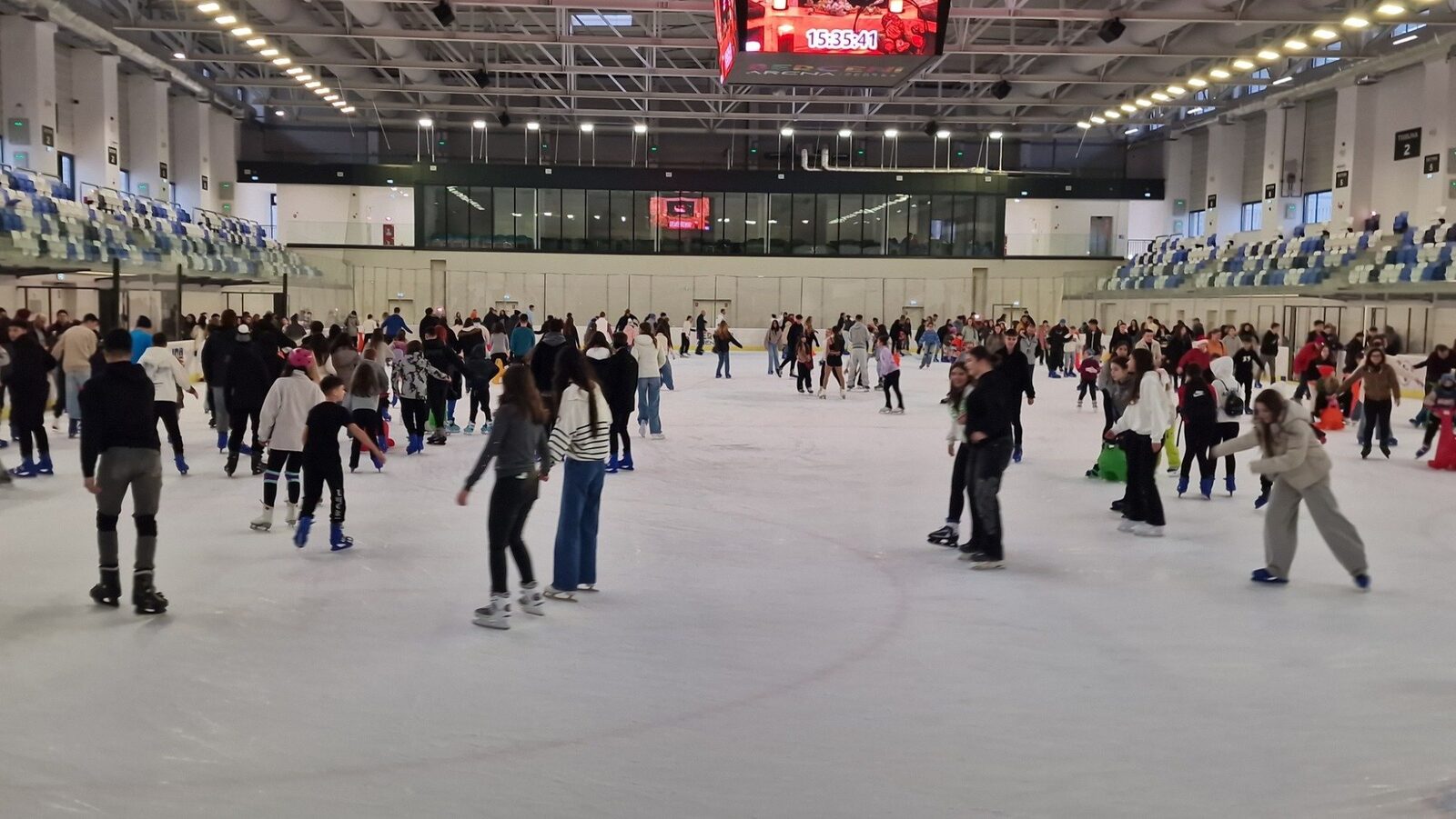 Patinaj recreațional la Berceni Arena în acest weekend: program special pentru iubitorii sporturilor de iarnă Bucureștiul se îngrijeşte, din nou, de pasionații de patinaj, printr-un program de agrement extins la Berceni Arena, care va avea loc în aceste zile